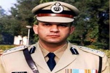 اشوک كامٹے: ممبئی میں ہی پڑھے لکھے اشوک کامٹے مشرقی علاقے کے ایڈیشنل پولیس کمشنر تھے اور حملے کے دوران وہ ہیمنت کرکرے اور وجے سالسکر کے ساتھ تھے۔ کاما ہسپتال کے پیچھے قصاب اور خان نے ان پر گولیاں برسائیں اور وہ شہید ہو گئے۔ اشوک کامٹے کو 26 جنوری 2009 کو اشوک چکر کا اعزاز دیا گیا۔ اشوک كامٹے: ممبئی میں ہی پڑھے لکھے اشوک کامٹے مشرقی علاقے کے ایڈیشنل پولیس کمشنر تھے اور حملے کے دوران وہ ہیمنت کرکرے اور وجے سالسکر کے ساتھ تھے۔ کاما ہسپتال کے پیچھے قصاب اور خان نے ان پر گولیاں برسائیں اور وہ شہید ہو گئے۔ اشوک کامٹے کو 26 جنوری 2009 کو اشوک چکر کا اعزاز دیا گیا۔