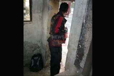 سیکورٹی ذرائع نے بتایا کہ احتیاطی اقدامات کے طور پر جموں۔ سری نگر قومی شاہراہ پر گاڑیوں کی آمدورفت روک دی گئی ہے۔ ایک پولیس افسر نے بتایا ’پرانے روٹ کو گاڑیوں کی آمدورفت کے لئے کلی طور پر بند کردیا گیا ہے۔ تاہم نئے روٹ پر گاڑیوں کو چلنے کی اجازت دی جارہی ہے‘۔ سیکورٹی ذرائع نے بتایا کہ احتیاطی اقدامات کے طور پر جموں۔ سری نگر قومی شاہراہ پر گاڑیوں کی آمدورفت روک دی گئی ہے۔ ایک پولیس افسر نے بتایا ’پرانے روٹ کو گاڑیوں کی آمدورفت کے لئے کلی طور پر بند کردیا گیا ہے۔ تاہم نئے روٹ پر گاڑیوں کو چلنے کی اجازت دی جارہی ہے‘۔