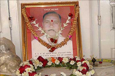 تکارام اونبلے: تکارام اونبلے (اے ایس آئی) ایک اسسٹنٹ ڈپٹی انسپکٹر اور ایک ریٹائرڈ فوج کے آدمی تھے جوممبئی پولیس میں بھرتی ہوئے تھے۔ وہ 26 نومبر 2008 کو ہوئے حملوں کے دوران دہشت گردوں سے لڑتے وقت گرگاو چوپاٹی میں مارے گئے۔ تکارام اونبلے: تکارام اونبلے (اے ایس آئی) ایک اسسٹنٹ ڈپٹی انسپکٹر اور ایک ریٹائرڈ فوج کے آدمی تھے جوممبئی پولیس میں بھرتی ہوئے تھے۔ وہ 26 نومبر 2008 کو ہوئے حملوں کے دوران دہشت گردوں سے لڑتے وقت گرگاو چوپاٹی میں مارے گئے۔