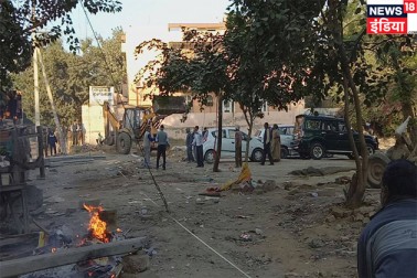 جیسے ہی ہڈا ملازمین نے غیر قانونی تعمیر کو ہٹانا شروع کیا دولت آباد گاؤں کے لوگ مخالفت کرتے ہوئے سڑک پر اتر آئے۔ پولیس نے لاٹھیاں پٹخ کر انہیں نکال دیا۔ جیسے ہی ہڈا ملازمین نے غیر قانونی تعمیر کو ہٹانا شروع کیا دولت آباد گاؤں کے لوگ مخالفت کرتے ہوئے سڑک پر اتر آئے۔ پولیس نے لاٹھیاں پٹخ کر انہیں نکال دیا۔