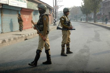 وادی کشمیر میں ہڑتال کے باعث معمولات زندگی جمعرات کو مسلسل 118 ویں روز بھی مفلوج رہیں ، جہاں علاحدگی پسند قیادت نے اپنے تازہ احتجاجی کلینڈر میں ہڑتال میں 10 نومبر تک توسیع کا اعلان کیا ہے۔ وادی کشمیر میں ہڑتال کے باعث معمولات زندگی جمعرات کو مسلسل 118 ویں روز بھی مفلوج رہیں ، جہاں علاحدگی پسند قیادت نے اپنے تازہ احتجاجی کلینڈر میں ہڑتال میں 10 نومبر تک توسیع کا اعلان کیا ہے۔
