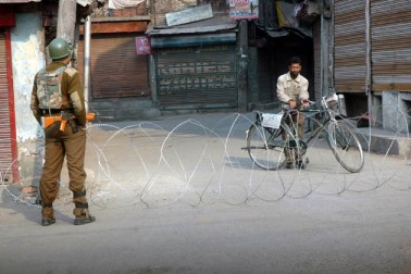 پائین شہر میں کئی ایک سڑکوں کے ایک حصے کو خاردار تار سے بند کردیا گیا تھاجبکہ حساس مقامات پر سیکورٹی فورسز نے بلٹ پروف گاڑیاں کھڑی کردی تھیں۔ پائین شہر میں کئی ایک سڑکوں کے ایک حصے کو خاردار تار سے بند کردیا گیا تھاجبکہ حساس مقامات پر سیکورٹی فورسز نے بلٹ پروف گاڑیاں کھڑی کردی تھیں۔