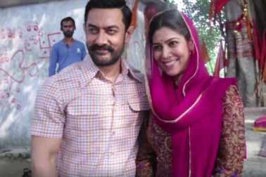 چھوٹے پردے کی مقبول بہو ساکشی تنور فلم 'دنگل' میں عامر خان کی بیوی کے کردار میں ہیں۔ اپنی سنجیدہ اداکاری کے لئے مشہور ساکشی کی یہ دوسری فلم ہے۔ چھوٹے پردے سے بڑے پردے کا سفر طے کرنے کے لئے ساکشی کو سخت محنت کرنا پڑی۔ الور کے چھوٹے سے شہر کی ایک لڑکی کس طرح بنیں ایک کامیاب اداکارہ۔ (فلم اسٹل)۔ چھوٹے پردے کی مقبول بہو ساکشی تنور فلم 'دنگل' میں عامر خان کی بیوی کے کردار میں ہیں۔ اپنی سنجیدہ اداکاری کے لئے مشہور ساکشی کی یہ دوسری فلم ہے۔ چھوٹے پردے سے بڑے پردے کا سفر طے کرنے کے لئے ساکشی کو سخت محنت کرنا پڑی۔ الور کے چھوٹے سے شہر کی ایک لڑکی کس طرح بنیں ایک کامیاب اداکارہ۔ (فلم اسٹل)۔