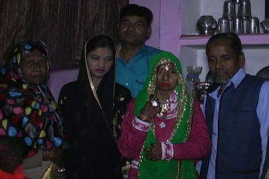 عالم یہ تھا کہ کبھی خوبصورت اور چنچل نظر آنے والی شبينا خود کو دیکھ کر ڈرنے لگی تھی۔ بارہ سال پہلے شبينا کے پیار میں یکطرفہ پاگل عاشق نےاس کے چہرے پر تیزاب ڈال کر اس کا چہرہ خراب کر دیا تھا جس سے اس کی زندگی کے حسین خواب چکنا چور ہو گئے۔ عالم یہ تھا کہ کبھی خوبصورت اور چنچل نظر آنے والی شبينا خود کو دیکھ کر ڈرنے لگی تھی۔ بارہ سال پہلے شبينا کے پیار میں یکطرفہ پاگل عاشق نےاس کے چہرے پر تیزاب ڈال کر اس کا چہرہ خراب کر دیا تھا جس سے اس کی زندگی کے حسین خواب چکنا چور ہو گئے۔