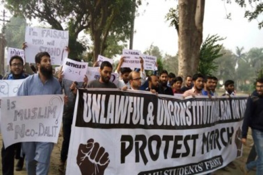  وہ نعرے یہ تھے: اندھا قانون کس کے لیے‘، کیا میں نیا دلت ہوں،اندھے قانون کاخوف، میں فیصل ہوں کیا آپ میرے ساتھ کھڑے ہیں،نجیب کہاں ہے؟ میں ذاکرنائک ہوں مجھے انصاف چاہیے ،آئی آرایف پرپابندی غیرقانونی اورغیرآئینی ہے، وغیرہ۔