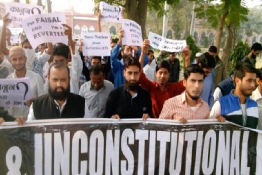  طلبہ نے اپنی تقریروں میں کہا کہ اس ملک کی گنگا جمنی تہذیب کی سالمیت کوفاشسٹ قوتوں سے سنگین خطرہ لاحق ہے۔ آج دلتوں کوماراجاتا ہے ،روہت ویمولا کوماردیا جاتا ہے، کبھی صرف بیف ہونے کی شک کی بنیاد پرمحمد اخلاق کو موت کے گھاٹ اتاردیا جاتاہے،توکبھی مسلم جوڑوں کوزندگی سے محروم کردیاجاتا ہے۔