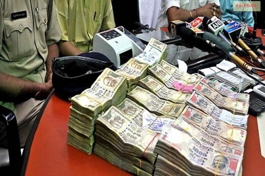 نوٹ بندی : کیب ڈرائیور کے اکاؤنٹ میں آئے 7 کروڑ، مظفر پور میں نوکر کے اکاؤنٹ میں ملا 13 کروڑ نوٹ بندی : کیب ڈرائیور کے اکاؤنٹ میں آئے 7 کروڑ، مظفر پور میں نوکر کے اکاؤنٹ میں ملا 13 کروڑ