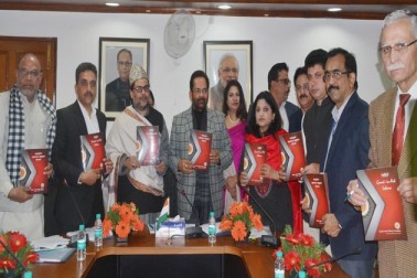 مسٹرنقوی نے کہا کہ مرکزی حکومت اقلیتوں کو معیاری تعلیم سے اراستہ کرنے کے اپنے عزم پر قائم ہے۔ اقلیتوں کو بہترتعلیم کی سہولت مہیا کرانے کے علاوہ بہتر روزگار کے مواقع فراہم کرنے پر توجہ مرکوز کی گئی ہے۔ مسٹرنقوی نے کہا کہ مرکزی حکومت اقلیتوں کو معیاری تعلیم سے اراستہ کرنے کے اپنے عزم پر قائم ہے۔ اقلیتوں کو بہترتعلیم کی سہولت مہیا کرانے کے علاوہ بہتر روزگار کے مواقع فراہم کرنے پر توجہ مرکوز کی گئی ہے۔