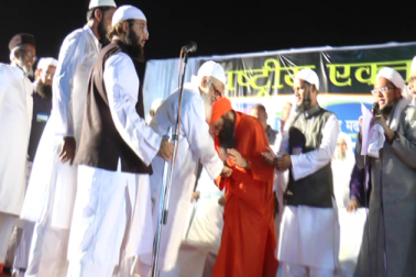 جمعیت سربراہ نے کہا کہ ملک کے دستور نے ملک کے ہر شہری کو اپنے پرسنل پر عمل کرنے کا حق دیا ہے اور دستور سے بڑھ کر کوئی نہیں ہے ۔انہوں نے کہا کہ جمعیت علما نے ہمیشہ فرقہ پرستی کے خلاف آواز اٹھائی ہے ، لیکن سیکولر طاقتوں نےاس آواز کو ان سنا کیا۔ نتیجے میں ملک کی سیکولر طاقتیں آج بے وزن ہوکر رہ گئی ہیں۔ جمعیت سربراہ نے کہا کہ ملک کے دستور نے ملک کے ہر شہری کو اپنے پرسنل پر عمل کرنے کا حق دیا ہے اور دستور سے بڑھ کر کوئی نہیں ہے ۔انہوں نے کہا کہ جمعیت علما نے ہمیشہ فرقہ پرستی کے خلاف آواز اٹھائی ہے ، لیکن سیکولر طاقتوں نےاس آواز کو ان سنا کیا۔ نتیجے میں ملک کی سیکولر طاقتیں آج بے وزن ہوکر رہ گئی ہیں۔