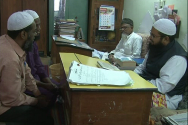 ملک میں شریعت میں مداخلت اور شرعی عدالتوں پر پابندی عائد کرنےکی کوششیں کی جارہی ہیں ۔ جبکہ ملک بھر میں دارالقضا نہایت سلیقے سے اور شریعت کے دائرےمیں رہتے ہوئے چلائے جا رہےہیں۔ مہاراشٹرکے مالیگاؤں شہرمیں چالیس سال قبل مرحوم مولنا عبد الحمید ملی نے دارالقضا قائم کیا تھا۔ اس دارالقضا میں اب تک 2600 سے زائد مقدمات کے فیصلے سنائے جاچکے ہیں اور آج بھی اس کا کام جاری ہے ۔ ملک میں شریعت میں مداخلت اور شرعی عدالتوں پر پابندی عائد کرنےکی کوششیں کی جارہی ہیں ۔ جبکہ ملک بھر میں دارالقضا نہایت سلیقے سے اور شریعت کے دائرےمیں رہتے ہوئے چلائے جا رہےہیں۔ مہاراشٹرکے مالیگاؤں شہرمیں چالیس سال قبل مرحوم مولنا عبد الحمید ملی نے دارالقضا قائم کیا تھا۔ اس دارالقضا میں اب تک 2600 سے زائد مقدمات کے فیصلے سنائے جاچکے ہیں اور آج بھی اس کا کام جاری ہے ۔