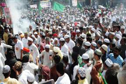 ملکہ پور فسادات: اب تک 300 مسلم نوجوانوں کو گرفتار کیا گیا، وزیر اعلی فڑنویس سے مداخلت کی اپیل ملکہ پور فسادات: اب تک 300 مسلم نوجوانوں کو گرفتار کیا گیا، وزیر اعلی فڑنویس سے مداخلت کی اپیل