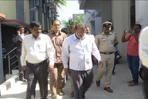 منڈیا ضلع کے مدور کی جی ایم ایف سی کورٹ نے کے اے ایس افسر بھیمانائک کو چار جنوری تک کیلئے عدالتی تحویل میں دینے کیلئے احکامات جاری کئے ہیں ۔ 