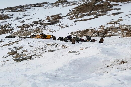 جنوبی کشمیر کے دواضلاع میں بر فانی تودے گر آنے سے 5 افراد ہلاک، 4 دیگرلاپتہ جنوبی کشمیر کے دواضلاع میں بر فانی تودے گر آنے سے 5 افراد ہلاک، 4 دیگرلاپتہ