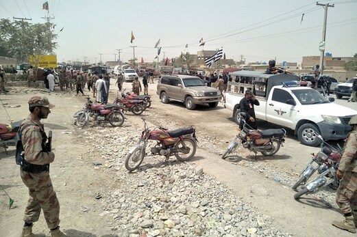 پاکستانی فوج پر خودکش حملہ میں کم از کم 9 افراد کی موت،11 زخمی پاکستانی فوج پر خودکش حملہ میں کم از کم 9 افراد کی موت،11 زخمی