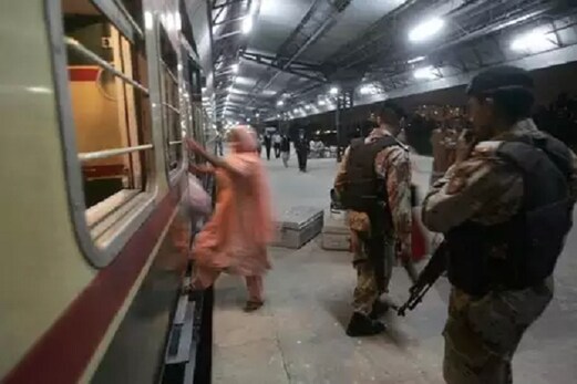 ہند۔پاک کشیدگی: پاکستان نے رد کی سمجھوتہ ایکسپریس، تمام مسافر لاہور میں پھنسے ہند۔پاک کشیدگی: پاکستان نے رد کی سمجھوتہ ایکسپریس، تمام مسافر لاہور میں پھنسے
