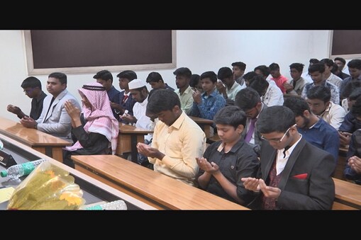 کرناٹک میں یکم مارچ سے پی یوسی دوم اور21مارچ سے ایس ایس ایل سی کے امتحانات کا آغاز ہورہاہے۔ بنگلورو کے الامین کالج میں پی یوسی دوم کے طلبا کیلئے تقریب منعقد ہوئی۔ 