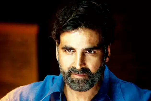 اکشے کمار کا اصلی نام ’راجیو ہری اوم بھاٹیا‘ ہے۔ ان کی پیدائش امرتسر میں ہوئی۔ ان کے والد فوج میں افسر تھے۔ اکشے کو کناڈا کی شہریت اعزاز کے طور پر ملی تھی۔ اکشے کمار کا اصلی نام ’راجیو ہری اوم بھاٹیا‘ ہے۔ ان کی پیدائش امرتسر میں ہوئی۔ ان کے والد فوج میں افسر تھے۔ اکشے کو کناڈا کی شہریت اعزاز کے طور پر ملی تھی۔