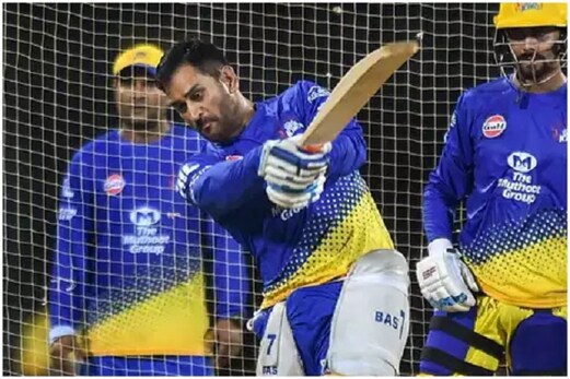 دھونی کی سادگی کے دیوانے ہوئے مداح، لوگوں کیفرمائش پربجانے لگی سیٹی دھونی کی سادگی کے دیوانے ہوئے مداح، لوگوں کیفرمائش پربجانے لگی سیٹی