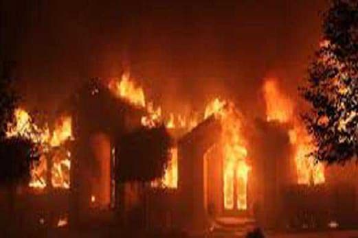بہار: مظفرپور میں آتشزدگی سے 200 گھر جل کرخاکستر 6 افراد جھلسے بہار: مظفرپور میں آتشزدگی سے 200 گھر جل کرخاکستر 6 افراد جھلسے