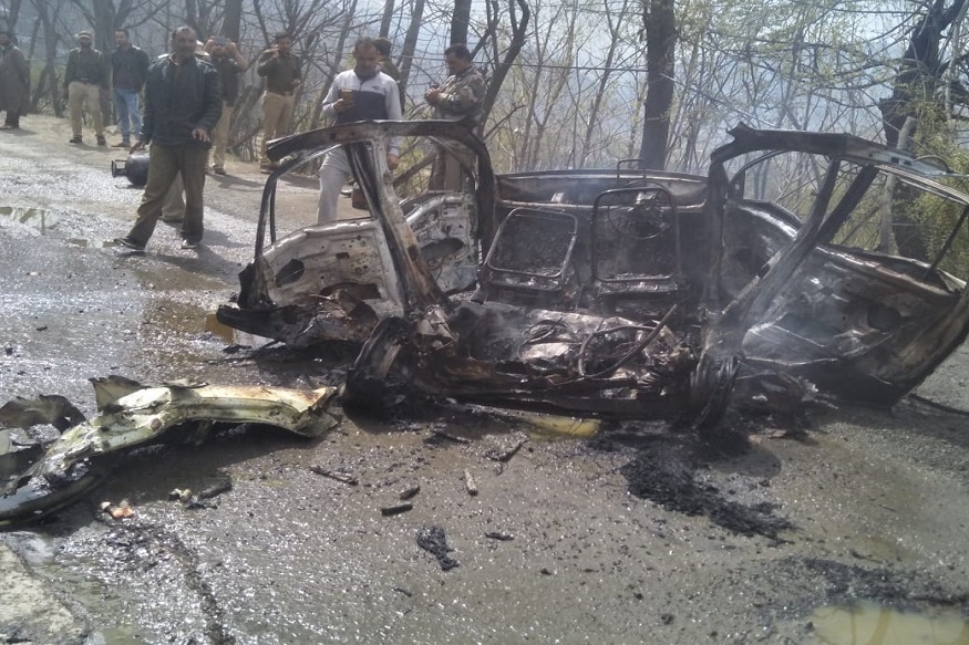 جموں وکشمیر کے نیشنل ہائی وے پر ہفتہ کو ایک کارمیں دھماکہ ہونے سے افراتفری مچ گئی۔ جس وقت کار دھماکہ ہوا، پاس سے سی آرپی ایف کا قافلہ گزررہا تھا۔ جموں وکشمیر کے نیشنل ہائی وے پر ہفتہ کو ایک کارمیں دھماکہ ہونے سے افراتفری مچ گئی۔ جس وقت کار دھماکہ ہوا، پاس سے سی آرپی ایف کا قافلہ گزررہا تھا۔