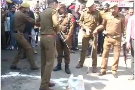 جموں۔ کشمیر کے بارہمولہ میں سڑک حادثہ، دس پولیس اہلکار زخمی جموں۔ کشمیر کے بارہمولہ میں سڑک حادثہ، دس پولیس اہلکار زخمی