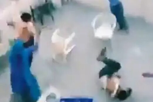 مسلم فیملی کوگھرمیں گھس کرلاٹھی، راڈ سےپیٹا گیا، جان بچانےکی گہارلگاتی رہیں خواتین مسلم فیملی کوگھرمیں گھس کرلاٹھی، راڈ سےپیٹا گیا، جان بچانےکی گہارلگاتی رہیں خواتین
