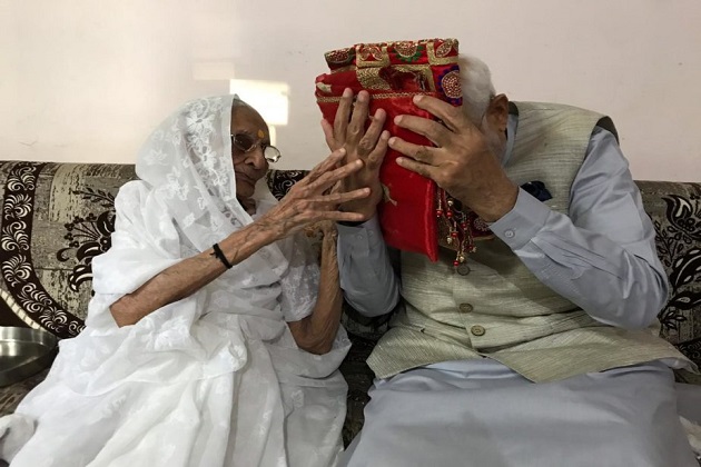 وزیر اعظم نئی دہلی سے صبح احمد آباد پہنچے۔ یہاں وہ سب سے پہلے اپنی ماں ہیرابین کے گھر گئے۔ ان کے پیر چھو کر آشیرواد لیا۔ اس دوران ماں ہیرابین نے وزیر اعظم مودی کو آشیرواد کی شکل میں ماتا کی چنری، ناریل اور پانچ سو روپئے دئیے۔ دیکھیں تصویریں۔ وزیر اعظم نئی دہلی سے صبح احمد آباد پہنچے۔ یہاں وہ سب سے پہلے اپنی ماں ہیرابین کے گھر گئے۔ ان کے پیر چھو کر آشیرواد لیا۔ اس دوران ماں ہیرابین نے وزیر اعظم مودی کو آشیرواد کی شکل میں ماتا کی چنری، ناریل اور پانچ سو روپئے دئیے۔ دیکھیں تصویریں۔