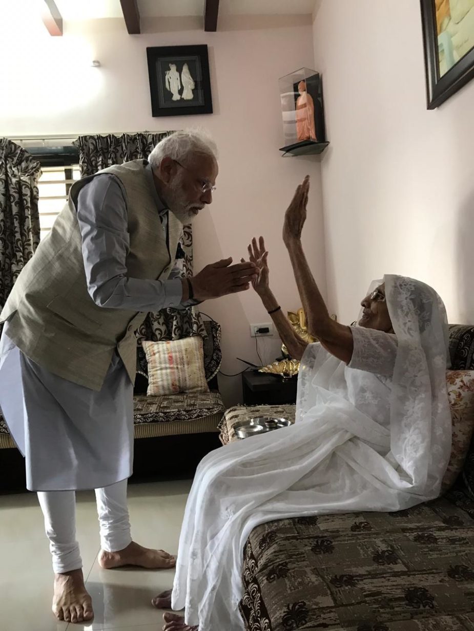 وزیر اعظم نے ووٹ ڈالنے کے بعد کہا ’’ میں سبھی رائے دہندگان سے اپیل کرتا ہوں کہ وہ امنگ سے ووٹنگ کریں۔ کسے ووٹنگ کرنی ہے یہ ہندوستان کے ووٹرز سب سے اچھی طرح کر سکتے ہیں۔ وزیر اعظم نے ووٹ ڈالنے کے بعد کہا ’’ میں سبھی رائے دہندگان سے اپیل کرتا ہوں کہ وہ امنگ سے ووٹنگ کریں۔ کسے ووٹنگ کرنی ہے یہ ہندوستان کے ووٹرز سب سے اچھی طرح کر سکتے ہیں۔
