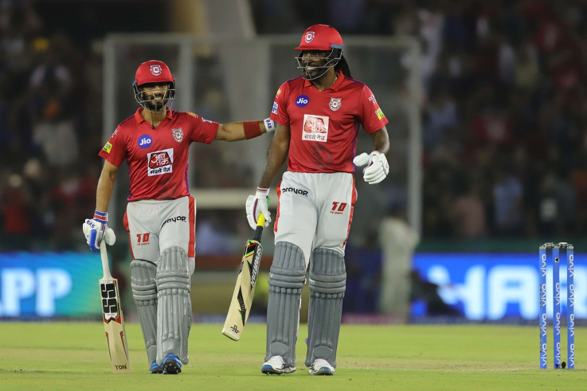سچ کہا جائے تو اگر ان تین بلے بازوں کے ساتھ ایسا نہیں ہوا ہوتا تو پنجاب کی ٹیم 200 کے قریب اسکور بنالیتی ، جو پہلی جیت کی تلاش کررہی بنگلورو کیلئے مشکل چیلنج ہوتا ۔ اس میچ کو آر سی بی نے 8 وکٹوں سے اپنے نام کیا۔ (فوٹو کریڈٹ : آئی پی ایل ٹی 20 ڈاٹ کام )۔ سچ کہا جائے تو اگر ان تین بلے بازوں کے ساتھ ایسا نہیں ہوا ہوتا تو پنجاب کی ٹیم 200 کے قریب اسکور بنالیتی ، جو پہلی جیت کی تلاش کررہی بنگلورو کیلئے مشکل چیلنج ہوتا ۔ اس میچ کو آر سی بی نے 8 وکٹوں سے اپنے نام کیا۔ (فوٹو کریڈٹ : آئی پی ایل ٹی 20 ڈاٹ کام )۔
