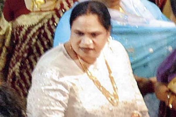 گارڈن اپارٹمنٹ کے اس فلیٹ میں داؤد کی بہن حسینہ پارکر رہتی تھی۔ کئی سال پہلے ہی حسینہ کی موت ہو چکی ہے۔ کئی سالوں کی قانونی لڑائی کے بعد سافیما کو اس گھر کا قبضہ ملا تھا۔ گارڈن اپارٹمنٹ کے اس فلیٹ میں داؤد کی بہن حسینہ پارکر رہتی تھی۔ کئی سال پہلے ہی حسینہ کی موت ہو چکی ہے۔ کئی سالوں کی قانونی لڑائی کے بعد سافیما کو اس گھر کا قبضہ ملا تھا۔