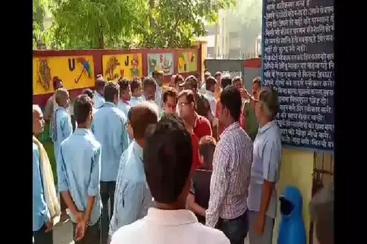 تیسری کلاس کی طالبہ کے ساتھ یہ فحش حرکت کرتا تھا ٹیچر، جان کر اڑ جائیں گے ہوش تیسری کلاس کی طالبہ کے ساتھ یہ فحش حرکت کرتا تھا ٹیچر، جان کر اڑ جائیں گے ہوش