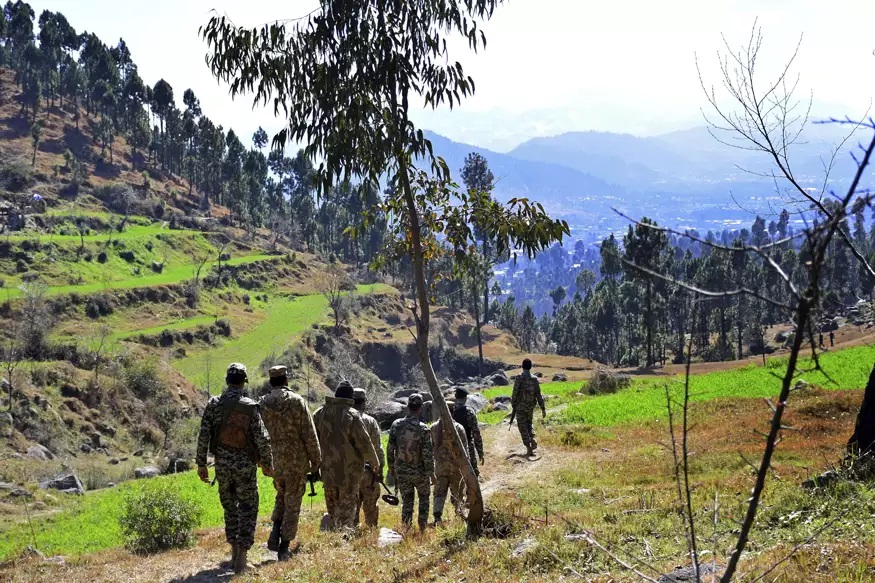 ہندوستان نے جس مدرسہ کو نیست و نابود کرنے کا دعوی کیا ہے ، اس تک جانے کے دوران میڈیا ٹیم کو تین الگ الگ جگہیں دکھائی گئیں ۔ انہیں بتایا گیا کہ ہندوستانی فضائیہ نے یہاں پر پے لوڈ گرائے تھے ۔ نامہ نگار نے کہا کہ انہوں نے وہاں صرف کچھ گڑھے اور کچھ جڑ سے اکھڑے پیڑ دیکھے ۔ ہندوستان نے جس مدرسہ کو نیست و نابود کرنے کا دعوی کیا ہے ، اس تک جانے کے دوران میڈیا ٹیم کو تین الگ الگ جگہیں دکھائی گئیں ۔ انہیں بتایا گیا کہ ہندوستانی فضائیہ نے یہاں پر پے لوڈ گرائے تھے ۔ نامہ نگار نے کہا کہ انہوں نے وہاں صرف کچھ گڑھے اور کچھ جڑ سے اکھڑے پیڑ دیکھے ۔