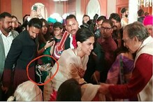 دیپکاپڈوکون کے جوتے اٹھائے نظرآئے رنویر کپور ۔ سوشل میڈیا پروائرل ہورہی ہیں تصاویر