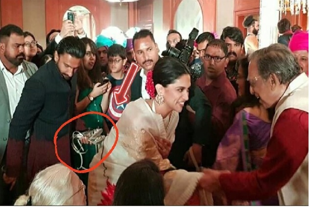دیپکاپڈوکون۔رنویرکپورکی حال ہی میں شادی ہوئی ہے۔ دیپکاپڈوکون۔رنویرکپور، اپنے مداحوں اور عوام سے بچنے کے لیے ہمیشہ سے کوئی نہ کوئی راستہ نکالتے ہیں۔ ممبئی میں ہوتی شادی کی تقریب میں دیپکاپڈوکون لوگوں سے ملاقات کررہی ہے تووہیں رنویر کپوردیپکاپڈوکون کے جوتے اٹھائے نظرآئے دیپکاپڈوکون۔رنویرکپورکی حال ہی میں شادی ہوئی ہے۔ دیپکاپڈوکون۔رنویرکپور، اپنے مداحوں اور عوام سے بچنے کے لیے ہمیشہ سے کوئی نہ کوئی راستہ نکالتے ہیں۔ ممبئی میں ہوتی شادی کی تقریب میں دیپکاپڈوکون لوگوں سے ملاقات کررہی ہے تووہیں رنویر کپوردیپکاپڈوکون کے جوتے اٹھائے نظرآئے