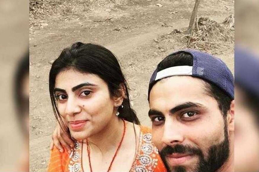 بیوی ریوابا کے ساتھ رویندر جڈیجہ (فائل فوٹو)۔