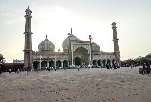 دہلی کی تاریخی جامع مسجد کے اندرونی حصہ میں سیاحوں کے داخلے پرپابندی ۔ دیکھیں ویڈیو دہلی کی تاریخی جامع مسجد کے اندرونی حصہ میں سیاحوں کے داخلے پرپابندی ۔ دیکھیں ویڈیو