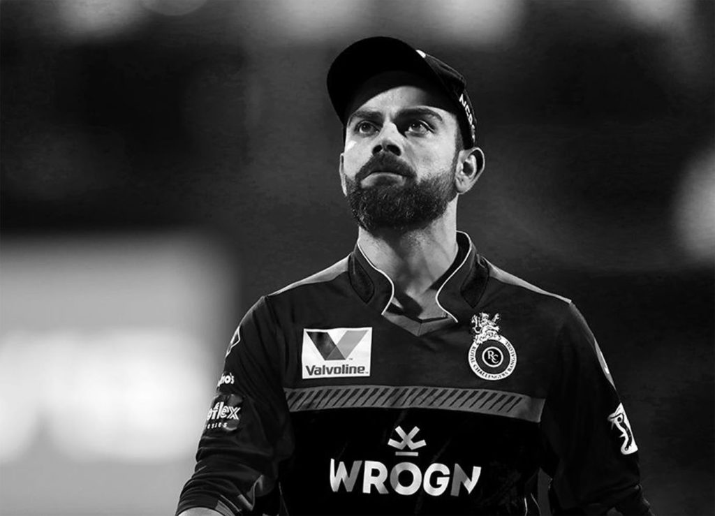 وراٹ کوہلی کی کپتانی پرآئی پی ایل میں ہمیشہ سے سوالیہ نشان رہا ہے۔ 2017 سے آئی پی ایل میں آرسی بی 33 میں سے 23 مقابلے ہارچکی ہے۔ جانکاروں کا کہنا ہےکہ کوہلی ساتھی کھلاڑیوں کا حوصلہ بڑھانے میں ناکام رہےہیں۔ ان کی کپتانی میں کسی طرح کی کوئی پلاننگ نظرآئی۔ ساتھ ہی میدان پران کی سلوک بھی ساتھیوں کی ہمت توڑدیتا ہے۔ تصویر: آئی پی ایل / بی سی سی آئی)۔ وراٹ کوہلی کی کپتانی پرآئی پی ایل میں ہمیشہ سے سوالیہ نشان رہا ہے۔ 2017 سے آئی پی ایل میں آرسی بی 33 میں سے 23 مقابلے ہارچکی ہے۔ جانکاروں کا کہنا ہےکہ کوہلی ساتھی کھلاڑیوں کا حوصلہ بڑھانے میں ناکام رہےہیں۔ ان کی کپتانی میں کسی طرح کی کوئی پلاننگ نظرآئی۔ ساتھ ہی میدان پران کی سلوک بھی ساتھیوں کی ہمت توڑدیتا ہے۔ تصویر: آئی پی ایل / بی سی سی آئی)۔