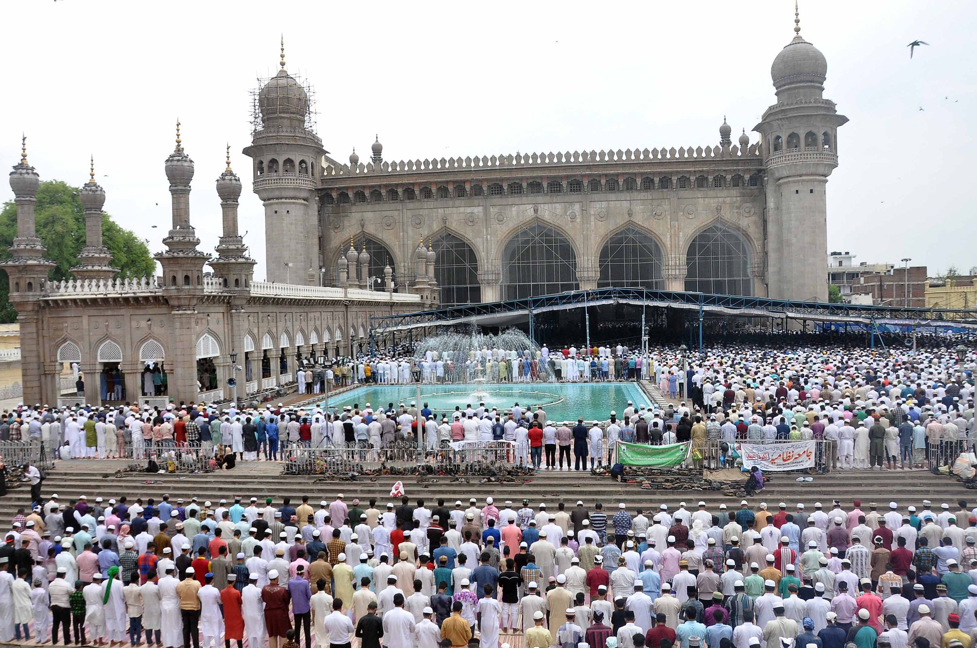جمعۃ الوداع:حیدرآباد کی تاریخی مکہ مسجد میں روح پرورمنظر۔(تصویر:نیوز18 اردو ویڈیو)۔