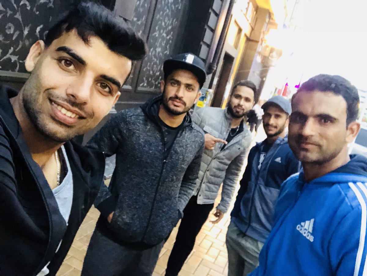 گرچہ پاکستان کرکٹ بورڈ کو امید ہے کہ شاداب خان ورلڈ کپ کھیل پائیں گے ، لیکن ان کی اپنی غلطی سے ہوئے اس وائرس کی وجہ سے میگا ایونٹ میں ان کی شرکت پر خطرہ ضرور منڈلا رہا ہے ۔ ( فوٹو : شاداب خان ٹویٹر ) ۔ گرچہ پاکستان کرکٹ بورڈ کو امید ہے کہ شاداب خان ورلڈ کپ کھیل پائیں گے ، لیکن ان کی اپنی غلطی سے ہوئے اس وائرس کی وجہ سے میگا ایونٹ میں ان کی شرکت پر خطرہ ضرور منڈلا رہا ہے ۔ ( فوٹو : شاداب خان ٹویٹر ) ۔