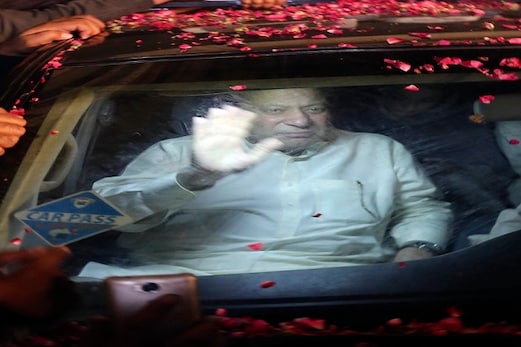 گاڑی پر گلاب کی پنكھڑيوں کی برسات کے ساتھ جیل لوٹے نواز شریف گاڑی پر گلاب کی پنكھڑيوں کی برسات کے ساتھ جیل لوٹے نواز شریف