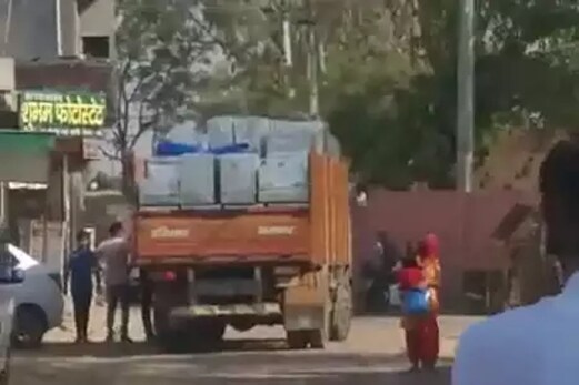 فتح آباد : ای وی ایم کی سیکورٹی میں سیندھ ، اسٹرانگ روم کیمپس میں مشتبہ ٹرک کی انٹری ، کانگریس کا ہنگامہ فتح آباد : ای وی ایم کی سیکورٹی میں سیندھ ، اسٹرانگ روم کیمپس میں مشتبہ ٹرک کی انٹری ، کانگریس کا ہنگامہ