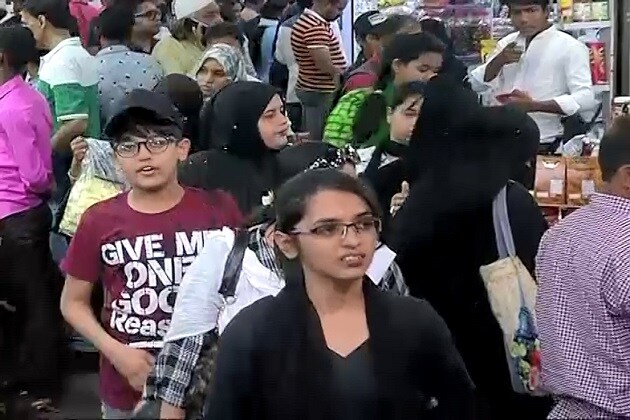 ممبئی میں رمضان شاپنگ کے لیے خواتین کا ہجوم ۔(تصویر:نیوز18 اردو)۔