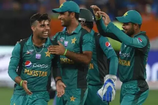گاوں میں کھیلتا تھا پاکستان کا یہ کرکٹر ، وزیر اعظم کی نظر پڑی تو چمکی قسمت ، اب ورلڈ کپ میں بنا تروپ کا اکا گاوں میں کھیلتا تھا پاکستان کا یہ کرکٹر ، وزیر اعظم کی نظر پڑی تو چمکی قسمت ، اب ورلڈ کپ میں بنا تروپ کا اکا