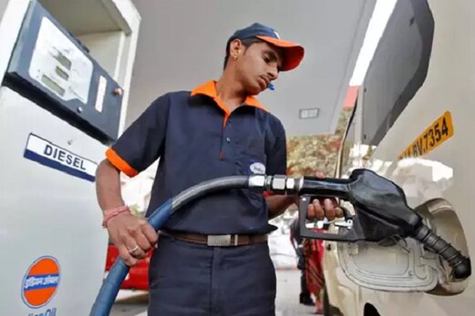 پٹرول۔ ڈیزل کی قیمت سے عام آدمی کو آج بھی نہیں ملی راحت، جانیں نئی قیمت پٹرول۔ ڈیزل کی قیمت سے عام آدمی کو آج بھی نہیں ملی راحت، جانیں نئی قیمت
