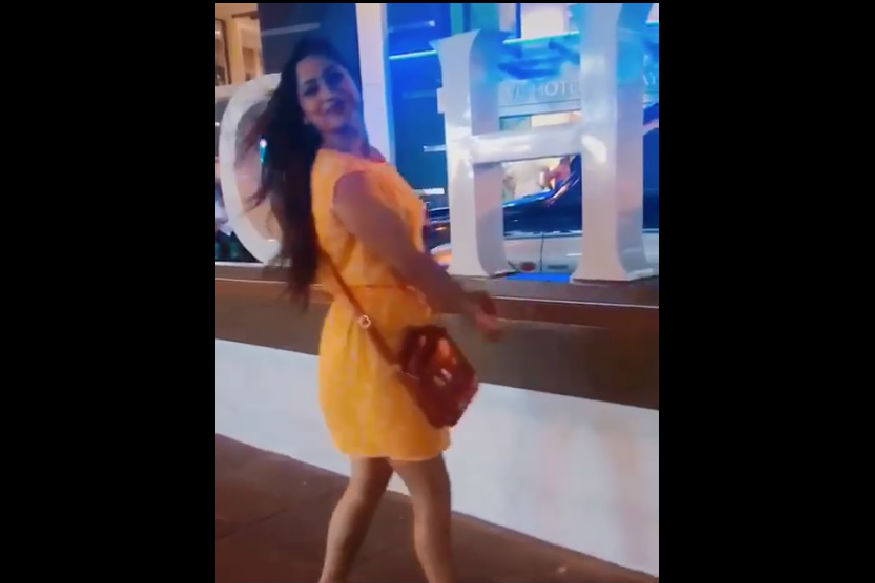لوگوں کا کہنا ہے کہ وہ عام افسر سے الگ ہیں۔ کئی لوگوں نے تبصرے کرکے ان کے لباس کے بارے میں کئی طرح کے کمنٹس کئے ہیں ، لیکن وہ کون ہیں ، کہان رہتی ہیں ، یہ کافی کم لوگوں کو ہی معلوم ہے ۔ لوگوں کا کہنا ہے کہ وہ عام افسر سے الگ ہیں۔ کئی لوگوں نے تبصرے کرکے ان کے لباس کے بارے میں کئی طرح کے کمنٹس کئے ہیں ، لیکن وہ کون ہیں ، کہان رہتی ہیں ، یہ کافی کم لوگوں کو ہی معلوم ہے ۔