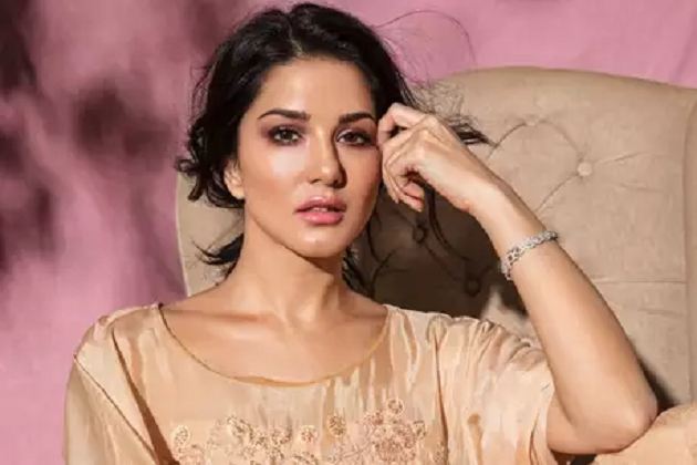 اس افسوس کو مٹانے کے لئے انہوں نے جوکیا وہ دکھاتا ہے کہ سنی لیونی ایک پورن اسٹاربننے سے پہلے بالکل الگ سوچ رکھتی تھیں۔ اس افسوس کو مٹانے کے لئے انہوں نے جوکیا وہ دکھاتا ہے کہ سنی لیونی ایک پورن اسٹاربننے سے پہلے بالکل الگ سوچ رکھتی تھیں۔