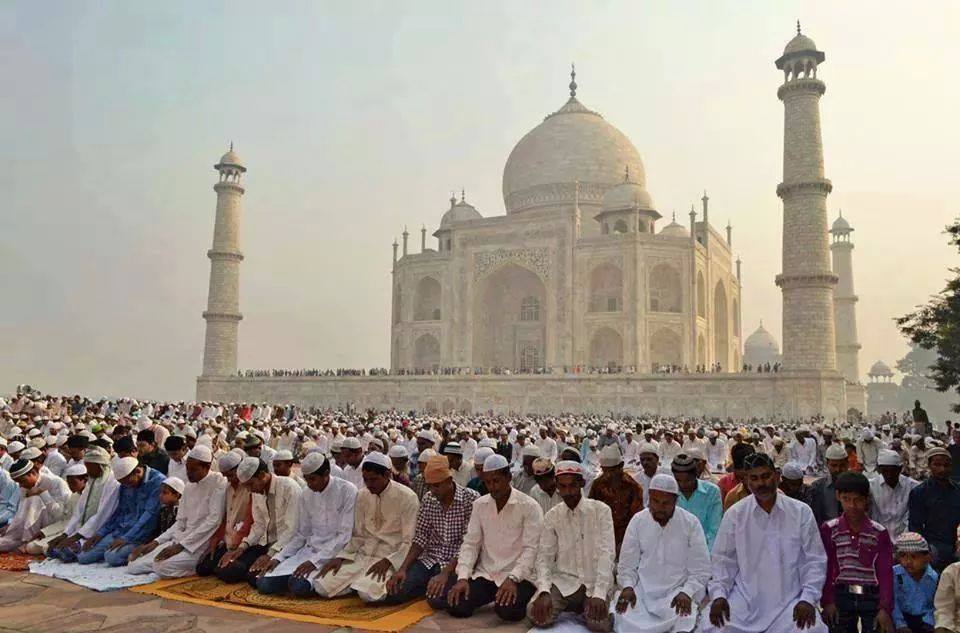 جمعۃ الوداع:تاج میں میں روح پرورمنظر۔(تصویر:نیوز18 اردو ویڈیو)۔