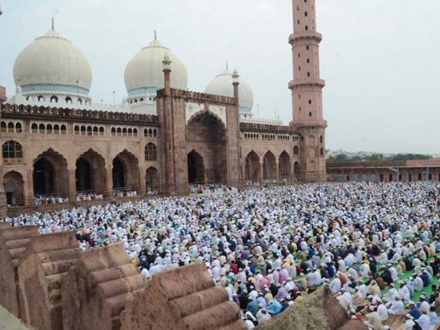 جمعۃ الوداع: بھوپال کی تاریخی تاج المساجد میں روح پرورمنظر۔(تصویر:نیوز18 اردو ویڈیو)