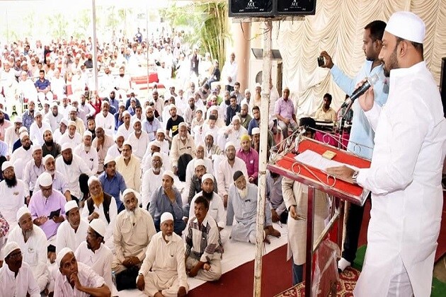 حیدرآباد میں عازمین حج کے لیے تربیتی اجتماع سے خطاب کرتے ہوئے صدر نشین تلنگانہ اسٹیٹ حج کمیٹی محمد مسیح اللہ خان۔(تصویر:نیوز18 اردو)۔