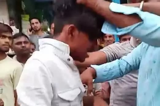 جھارکھنڈ میں پھرشرپسند بھیڑ نے نوجوان کو بنایا نشانہ، پیٹ پیٹ کردیا نصف مردہ جھارکھنڈ میں پھرشرپسند بھیڑ نے نوجوان کو بنایا نشانہ، پیٹ پیٹ کردیا نصف مردہ